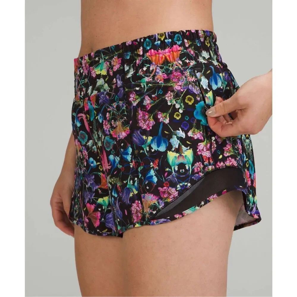 RARE Lululemon Hotty Hot High-Rise Lined Short 2.5" Flowerscope Black Multi Sz 2